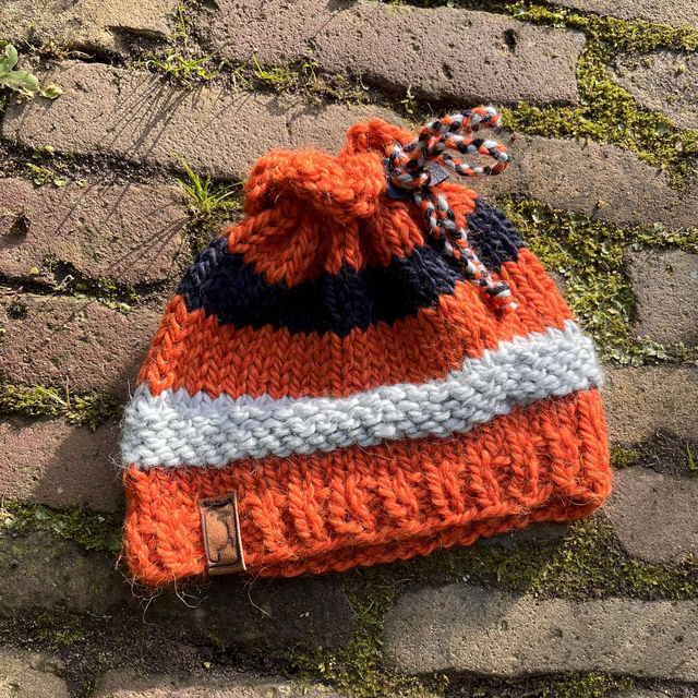 Oranje-blauw-zwarte muts