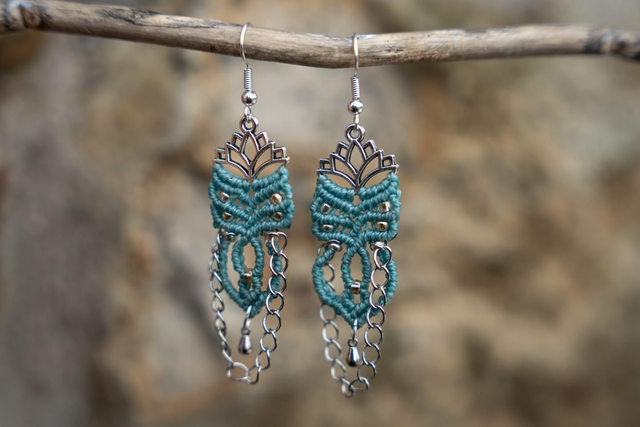 Boucles d&#039;oreilles Fleur de Lotus micro-macramé bleu turquoise et chaînette argentée 