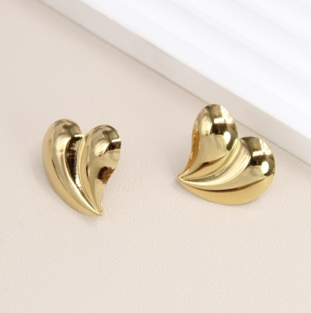 Boucles d’oreilles dorées cœur sculptural
