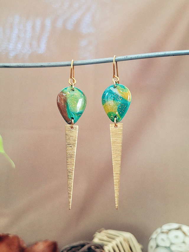 Boucles d’oreilles en argile polymère résinée – turquoise et feuille d’or
