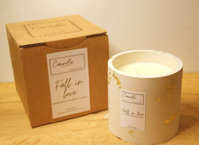 Fall in love - Sandalwood scented candle - Gold flakes