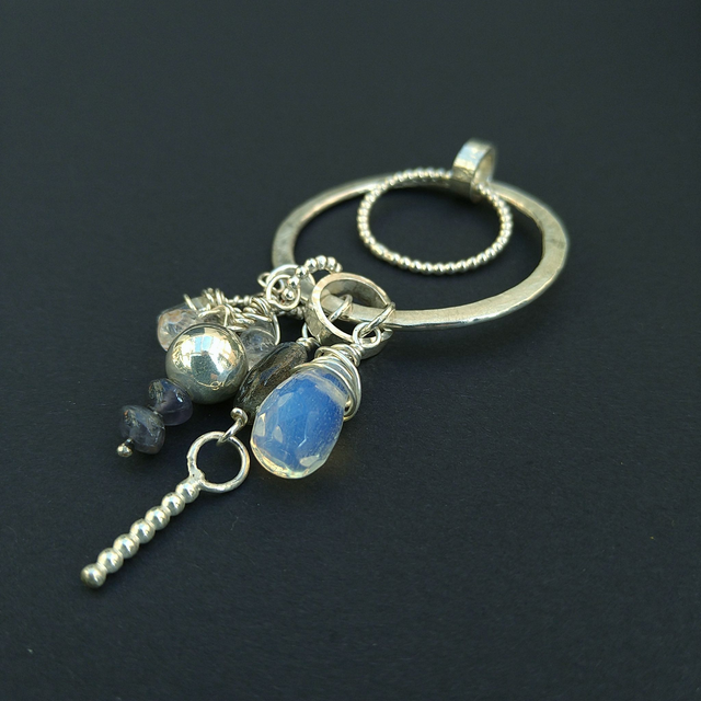 Cirkel hanger met edelstenen