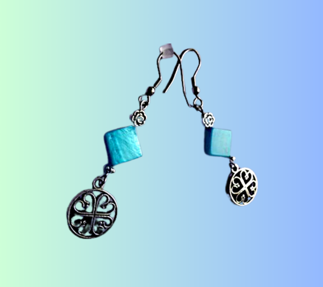 A Boucles d'Oreille Cœurs Celtiques Bleu