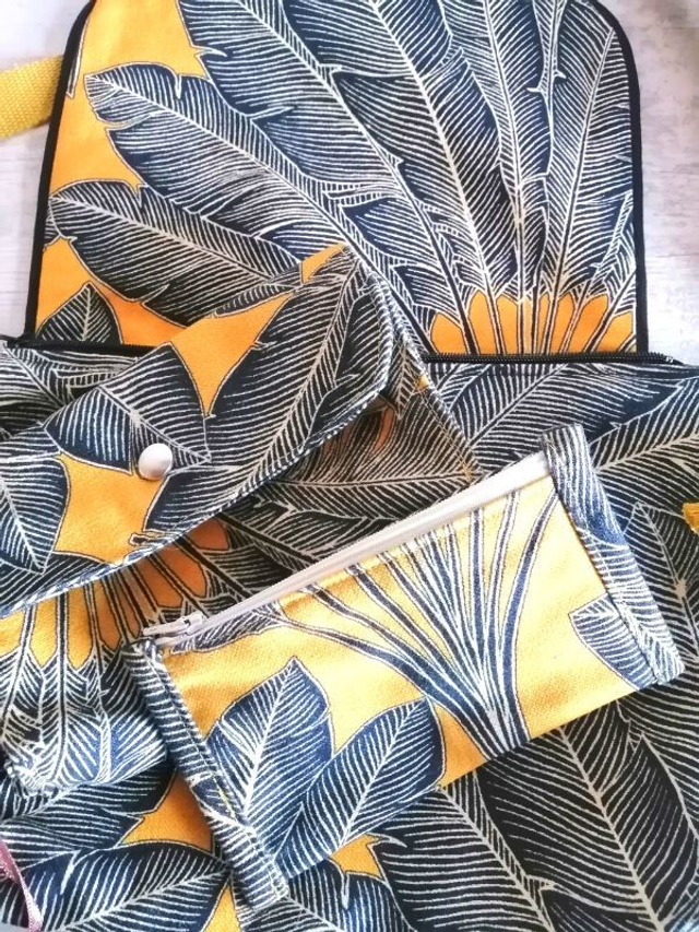 Sac upcyclé l'arbre du voyageur et ses accessoires