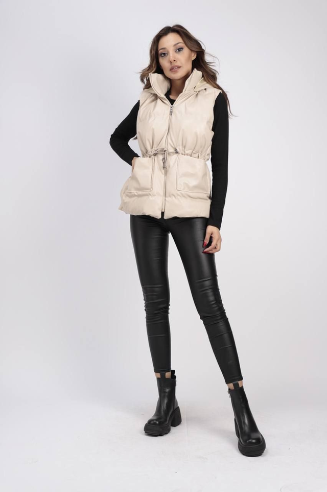 Wattierte Weste aus Kunstleder mit Kapuze 