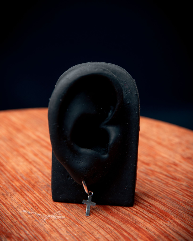 Brinco prata argola 15mm cruz