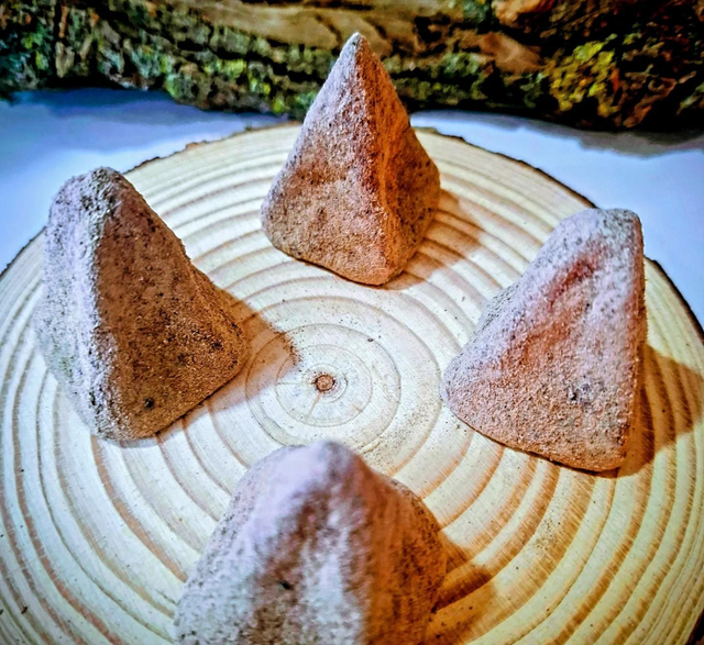 Pirámides sándalo y rosas 4u