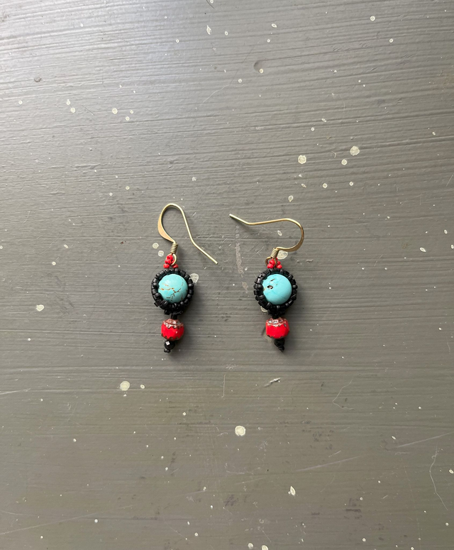 Petites boucles d'oreille en perles pendentif turquoise rouge et noir