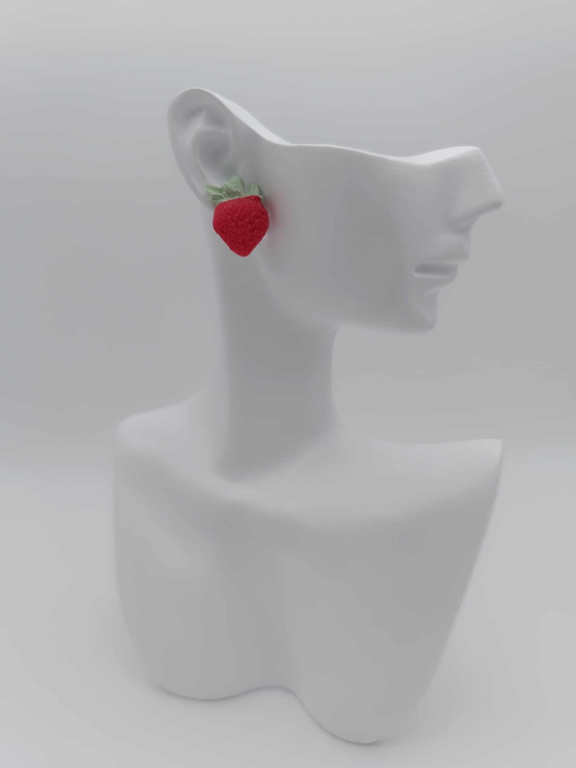 Puces d&#039;oreilles en porcelaine froide Fraise