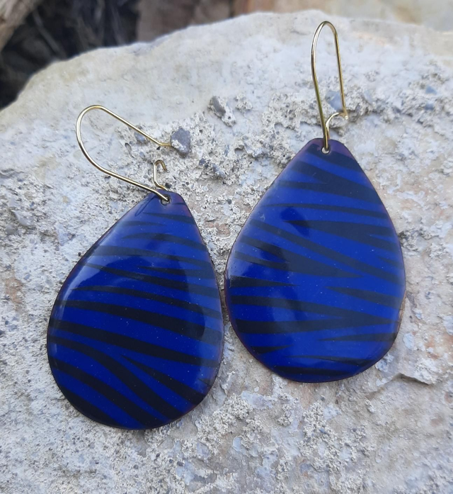 Boucles d&#039;oreilles grandes gouttes bleu roi zebrees noire 