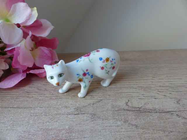 Figurine Miniature Chat en Porcelaine Blanche avec Décor Fleuri – Collection Franklin Mint Vintage 1988 – Sculpture Féline Élégante Cadeau