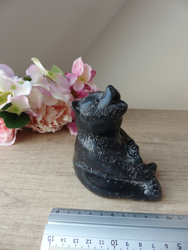 Figurine Vintage Ours Noir Assis en Résine – Sculpture Artisanale Art Inuit Canadien - Statuette Animalière pour Collection ou Décoration