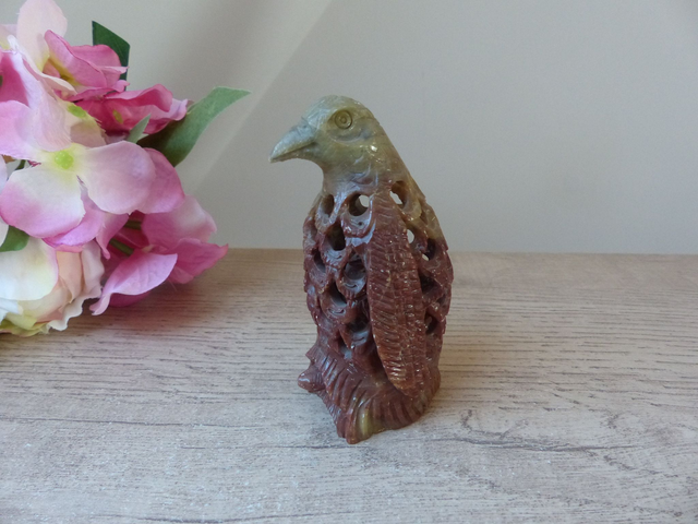 Figurine Maman Pingouine en Pierre Sculpté à la Main, Pingouin Undercut en Pierre, Sculpture Figurine Pingouin et son Bébé Artisanat d&#039;Art