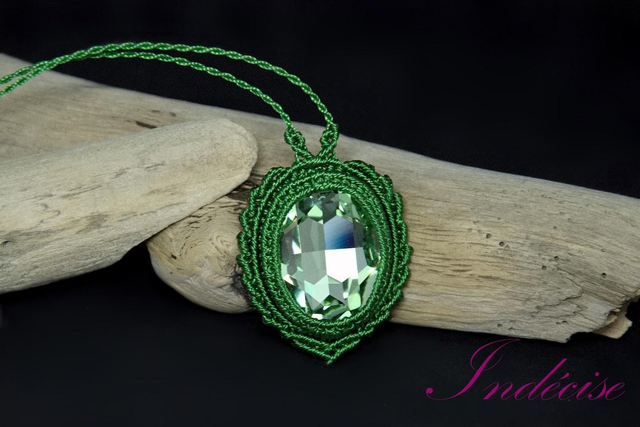 Collier ajustable cristal vert serti macramé vert prairie