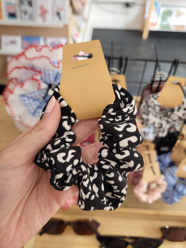 Black and white leopard print single scrunchie - HE-011