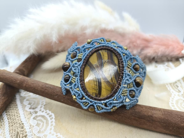 Bracelet manchette en micro macramé avec oeil de tigre