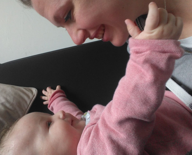 Baby yoga séance en groupe