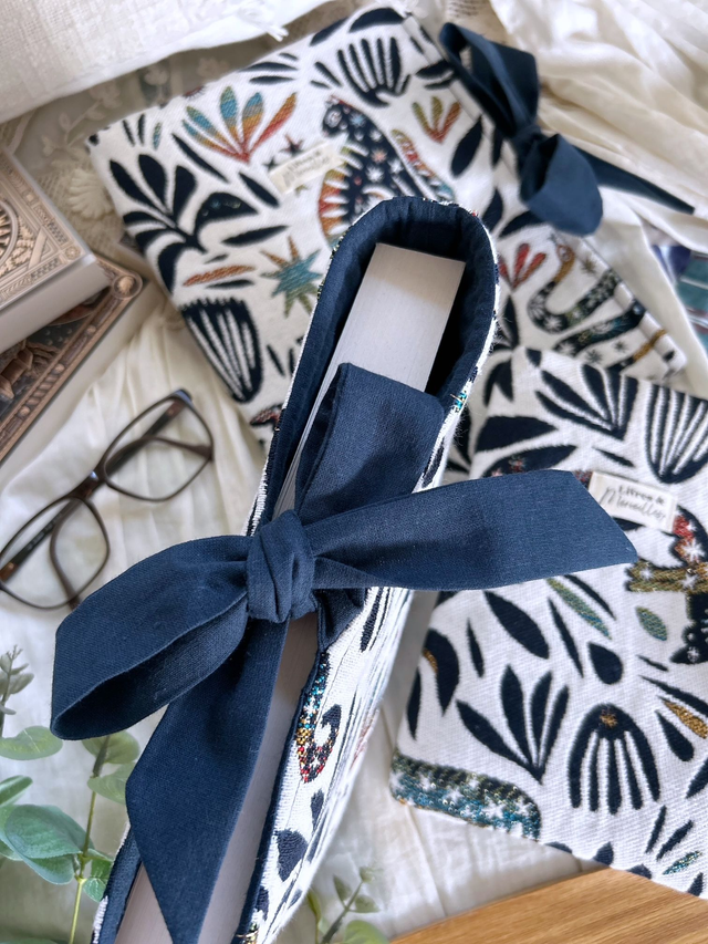 Pochette à livres en tissu jacquard Nysa, fermeture latérale avec un nœud bleu