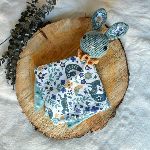 Doudou lapin bleu motif forêt