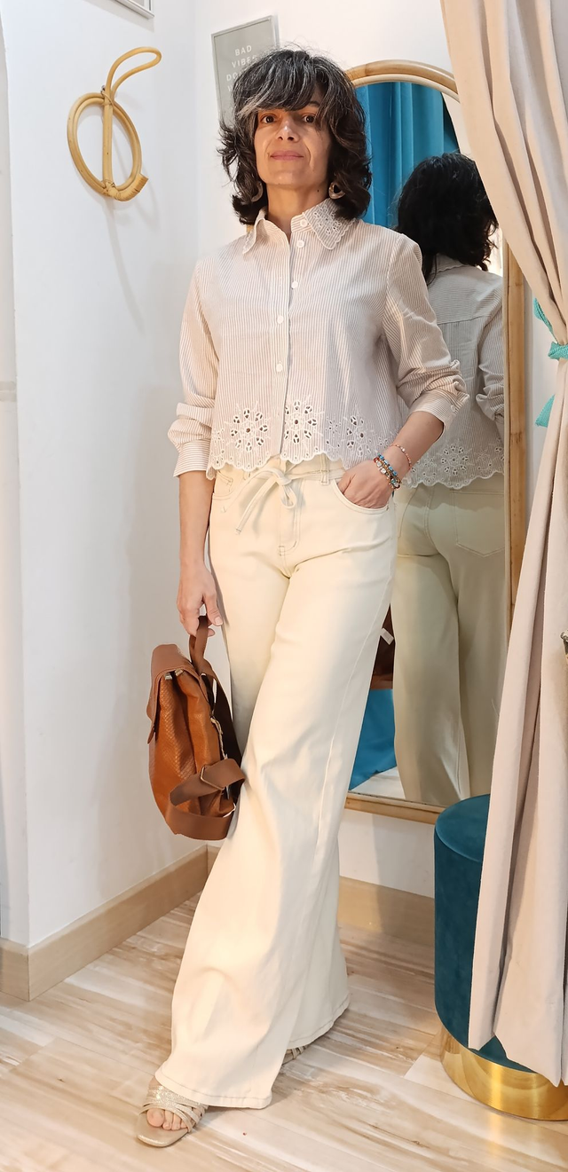 Camisa crop rayas beige y bordado inglés 