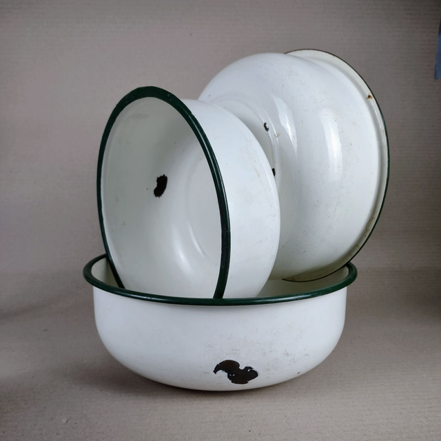 Oud Hollandsch | Set van 4 ronde emaille nestschalen (diameter 17,5 tot 23,5 cm | nesthoogte circa 8,5 cm) Crème met groene bies | Brocante