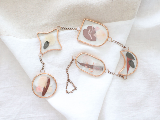 🌸 Suspension fleurie en vitrail et fleurs séchées