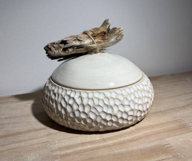 Boîte à bijoux en grès blanc émaillé 