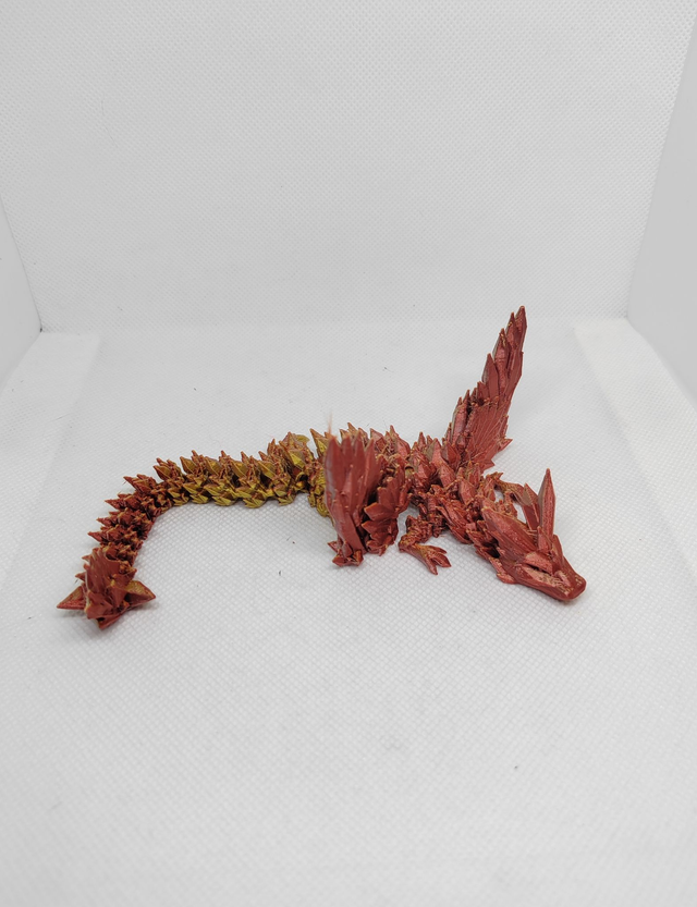 Bébé dragon cristal avec des ailes