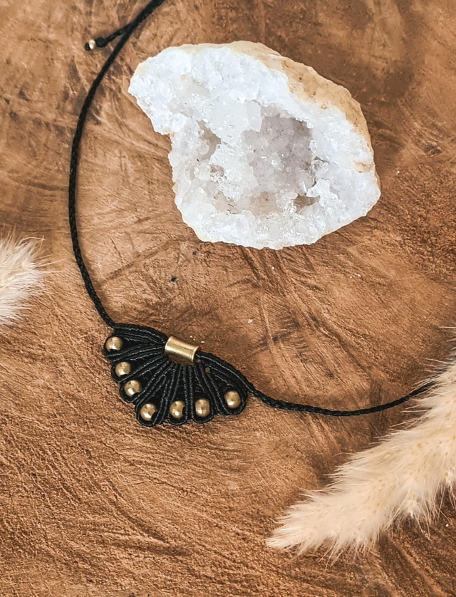 Collier Mokïa en macramé avec perle en laiton