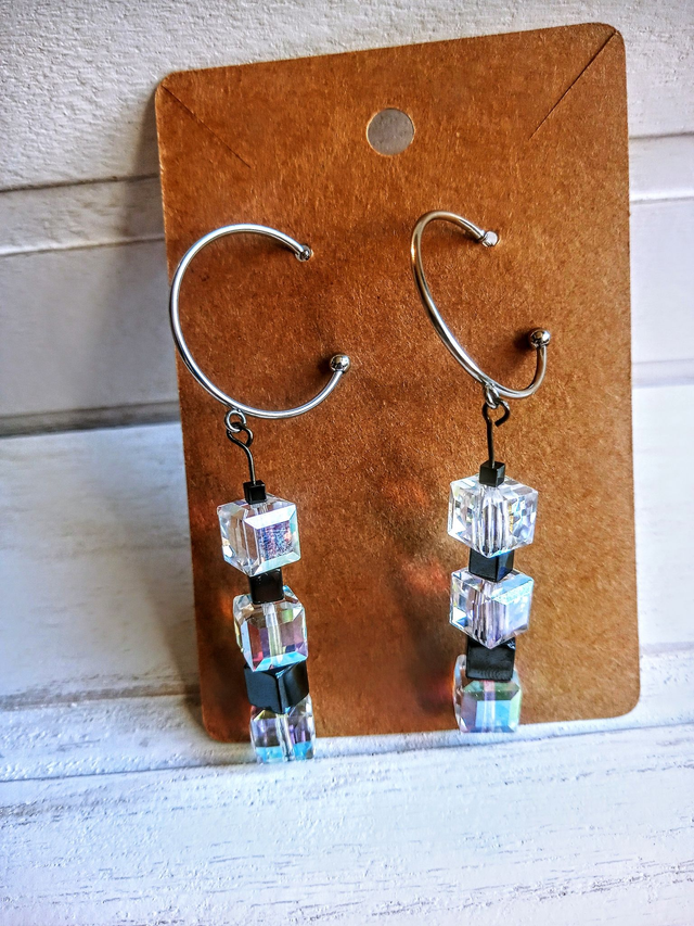 Edelstahlcreolen mit Würfel