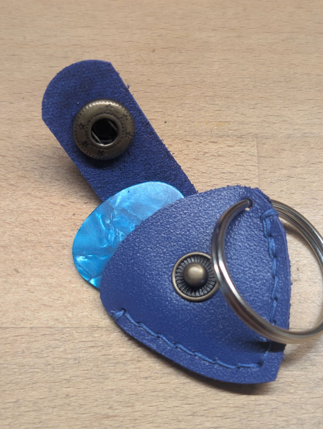 Mini porte-clé avec étui médiator.