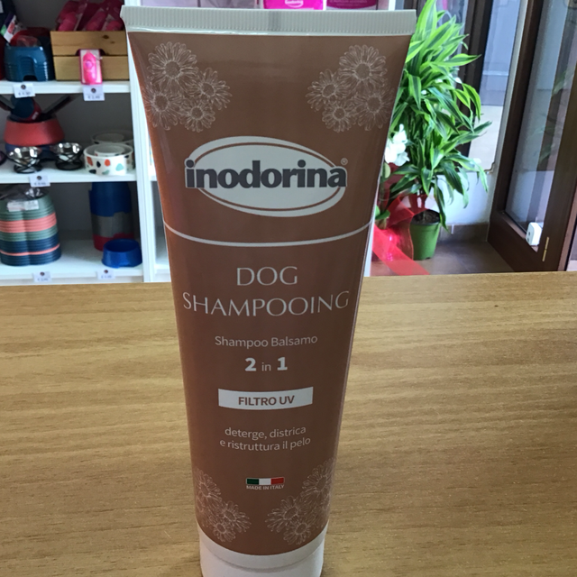 Inodorina Dogg Shampoo balsamo due in uno deterge districa e ristruttura il pelo 250 ml 8031398128054