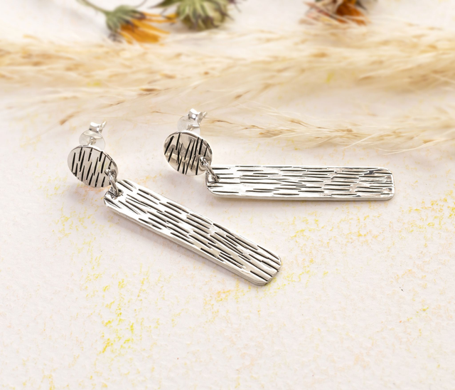Pendientes de pinchar alargados con líneas y de plata 925