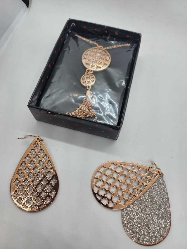 Necklace and earing set