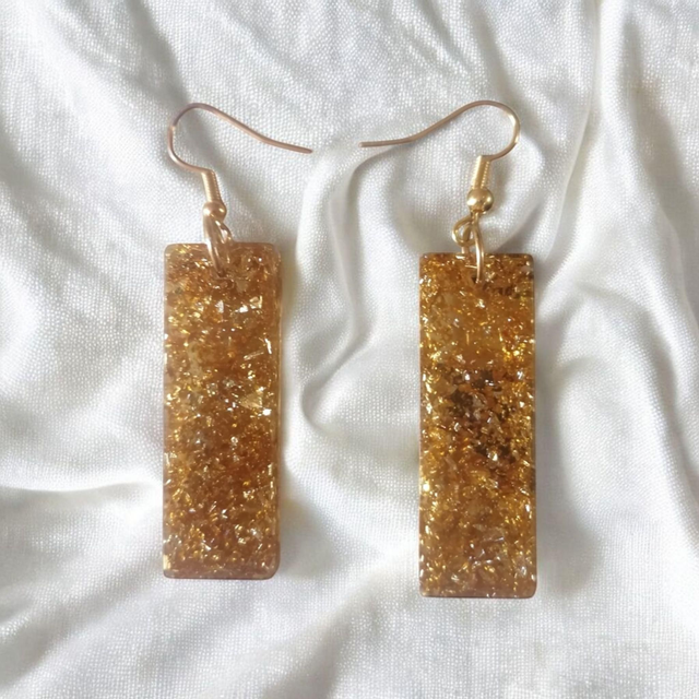 Boucles d'oreilles artisanales en résine uv, hypoallergénique fait main en France 