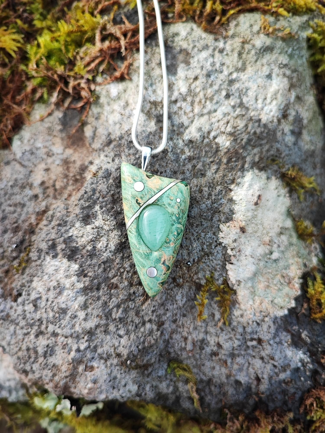 Pendentif en Bois de Loupe d'Érable stabilisé vert, Aventurine et Argent
