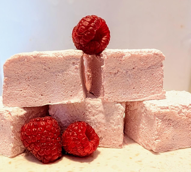 Customizable box of 9 gourmet marshmallows, size of each marshmallow varies slightly in size between 4 - 5cm square. Depth also varies depending on flavour.