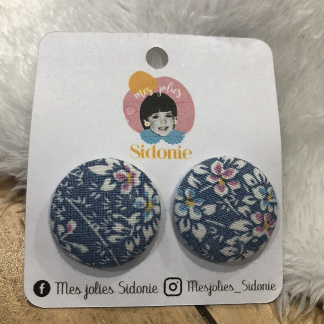 Sidonie fond bleu motifs fleuris pastel