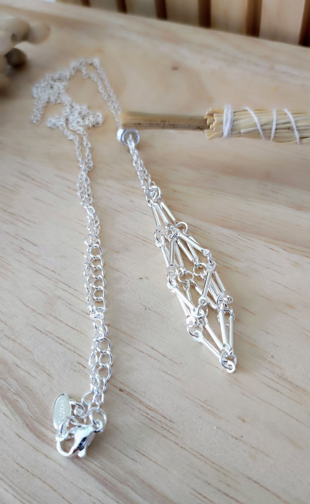 Porte collier pierre acier argenté 60 cm