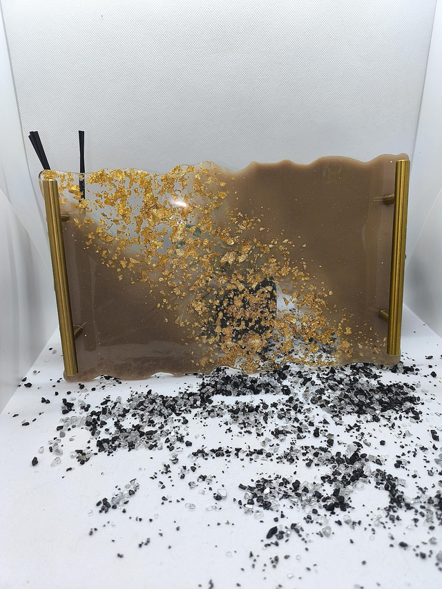 Grand plateau avec poignées dorées couleur taupe et feuilles d'or 
