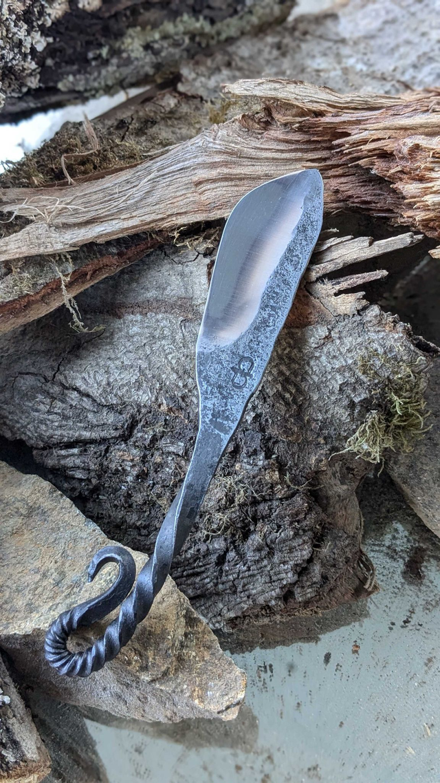 Couteau brut de forge torsadé