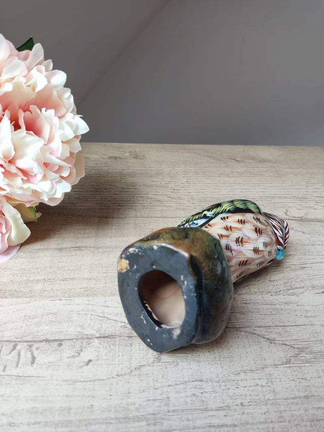 Statuette Chouette en Terre Cuite Peinte à la Main – Sculpture Artisanale Vintage – Décoration Bibliothèque ou Salon – Cadeau Original