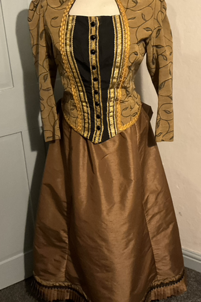 Two piece bustle ensemble 001