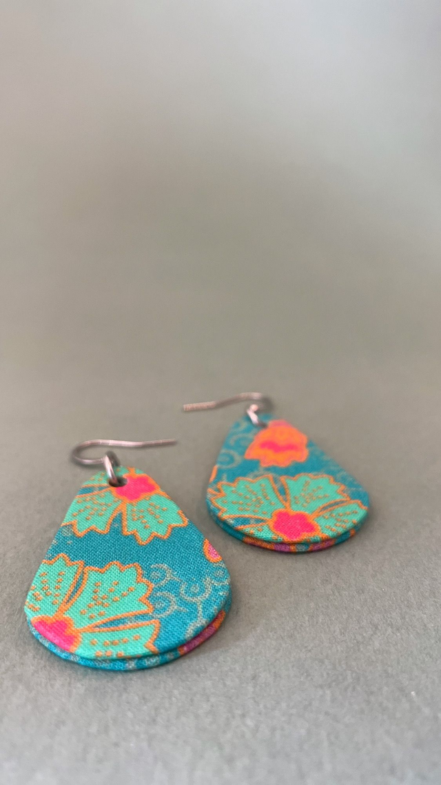 Boucles d'oreilles carton et tissu forme petites gouttes, collection " indie turquoise " - fond turquoise et motifs fleuris bleu, orange et rose
