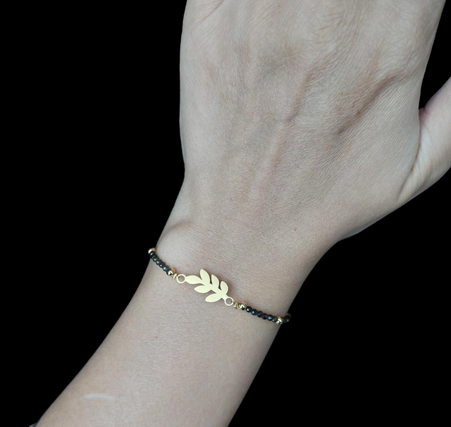 Bracelet feuille dorée et fines pierres obsidienne vertes foncées. 