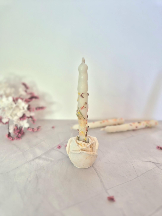 Bougies larmes de cire et son bougeoir or et blanc