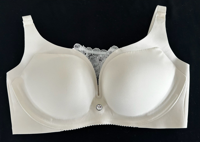 The Elephant Plus - Der Pump-BH mit Spitze im Vorderteil