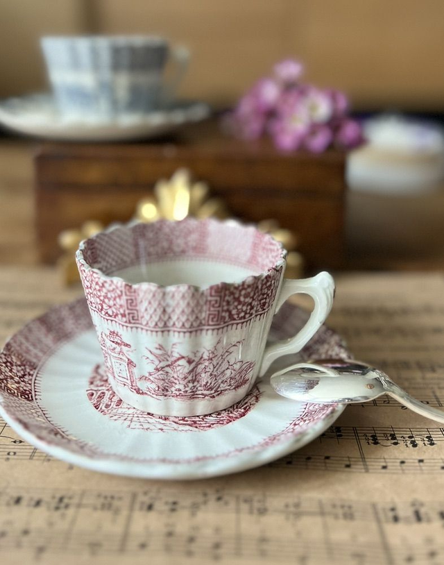 DENTELLE - Grande Tasse à café framboise & sa sous-tasse de la manufacture Royale de Lunéville - Terre de Fer
