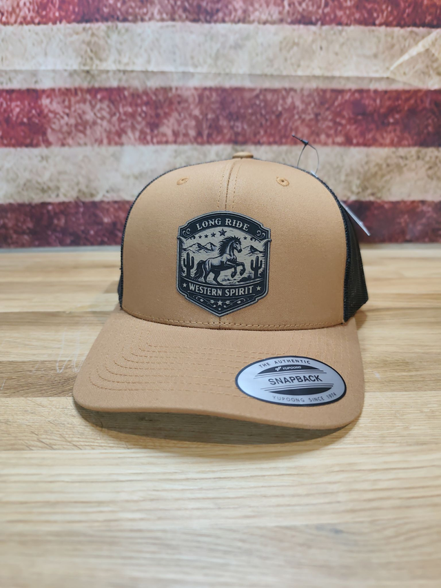 Casquette trucker caramel / blanc – patch cuir “Long Ride” avec cheval