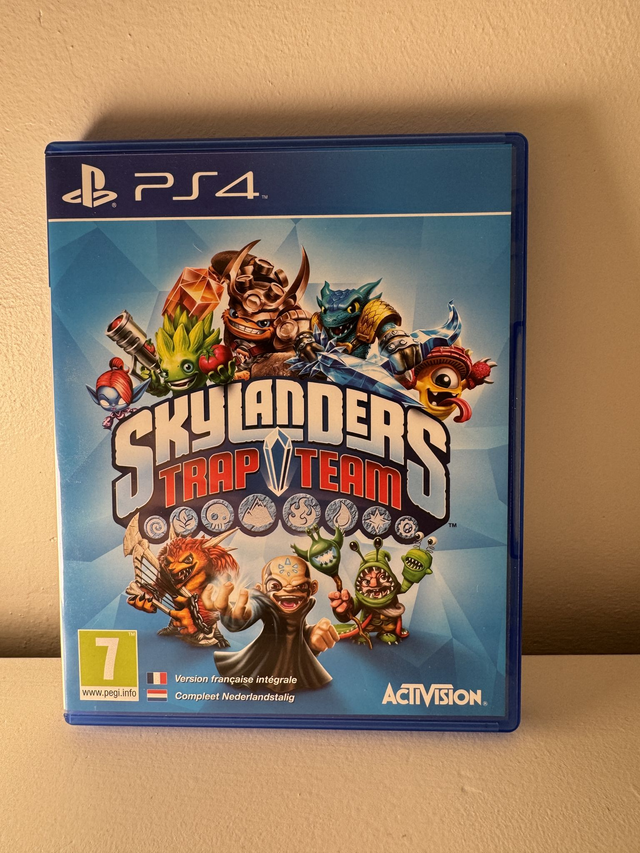 Skylanders Trap Team PS4 Edition - Game - Skylanders - Trap Team